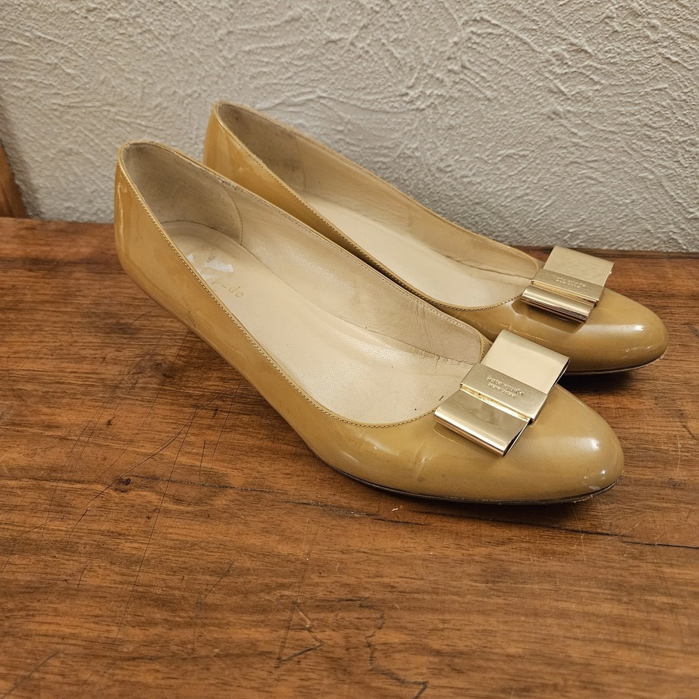 Kate Spade Roxana Wedge Pump with Gold Bow Patent Leather Camel Size 9 B